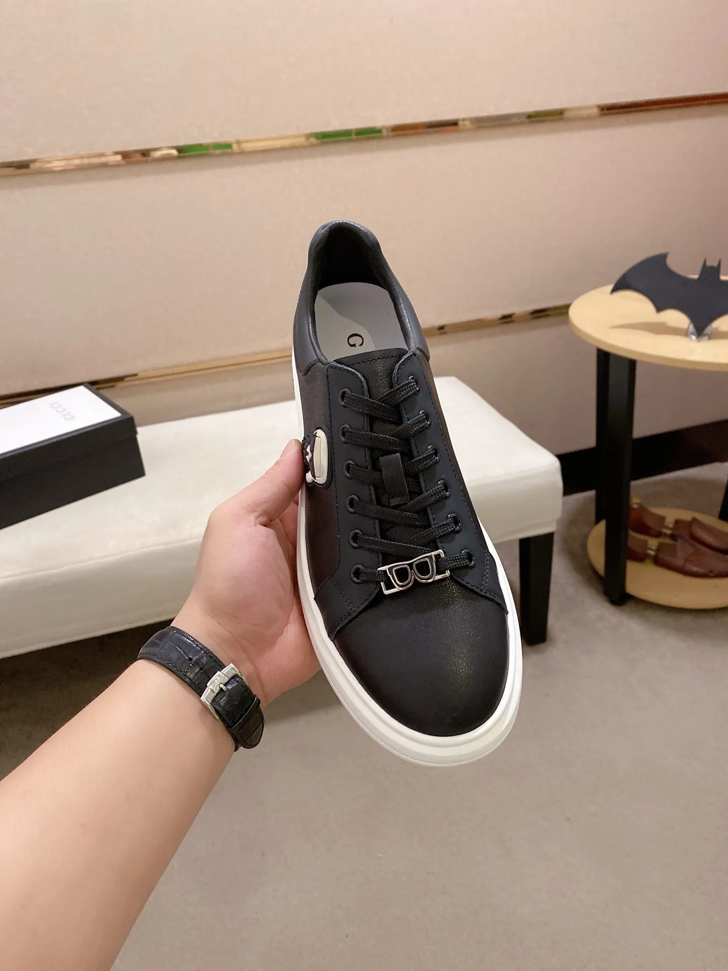 Men's clothing and shoes💰:440💰 (GUCCI) The latest model from the official website🎁🎁Casual and fashionable men's shoes👟, hot style💥The version is simple and elegant, exclusive for trendy men. Unique latest brand elements from the official website👑Original Gucci decoration, fashionable and generous, the fabric is original cowhide ✅Sheepskin lining, the official website specifies wear-resistant casual outsole, the classic model is taken in kind at the counter🎬38-44 (45 is custom-made and cannot be returned or exchanged)